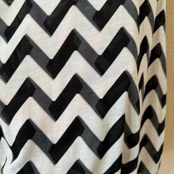 H&M Conscious Black and White Chevron Top - Picture 4 of 5